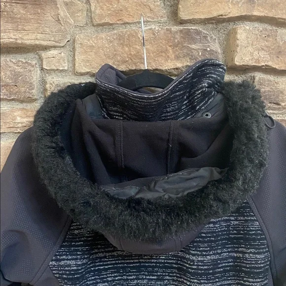 Black and silver ski jacket with detachable fur hat and zippered pockets. Large - Picture 11 of 16